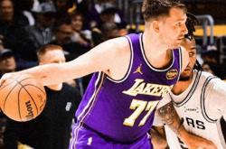 开云下载-爵士鏖战广东队，东契奇关键制胜