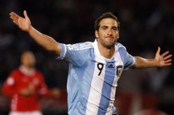 开云APP-绿茵场上的战略博弈，国际米兰的连续得分哲学与阿拉巴的焦点战统治力