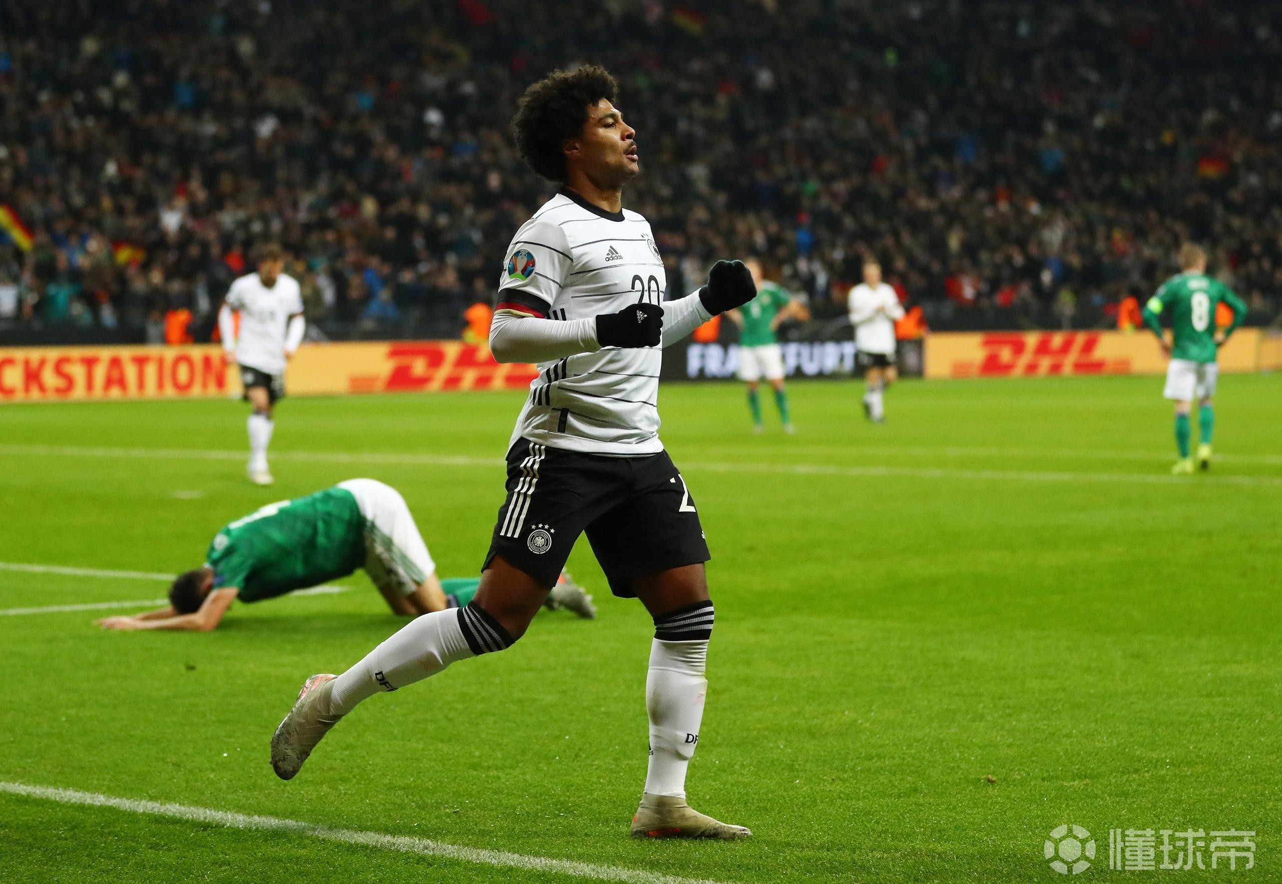 关于瑞典逆转波兰，格纳布里完成帽子戏法的信息