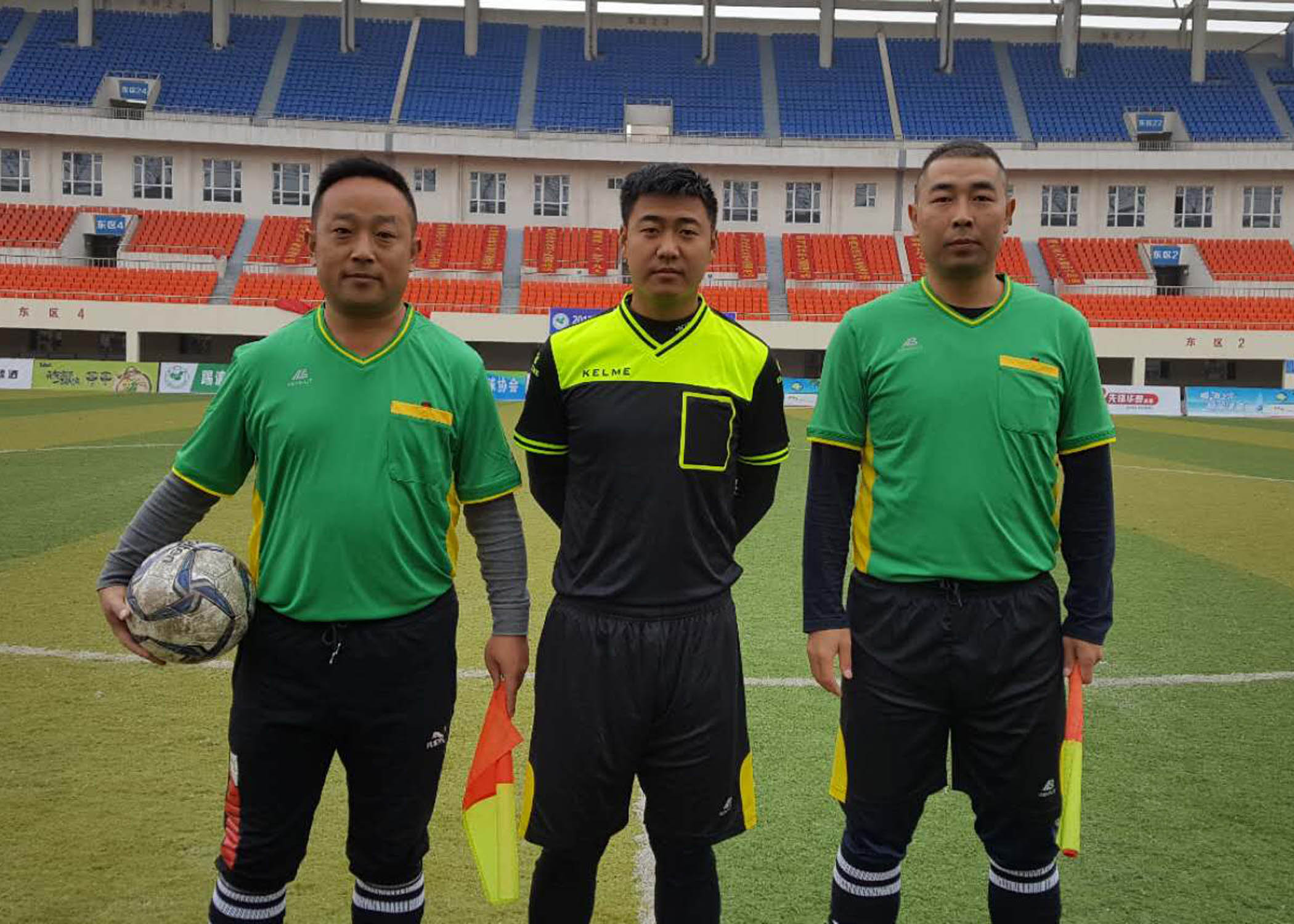 国内足球赛事主裁判严格执法,裁判员执行秩序严明的简单介绍 国内足球赛事主裁判严格执法,裁判员执行秩序严明的简单介绍