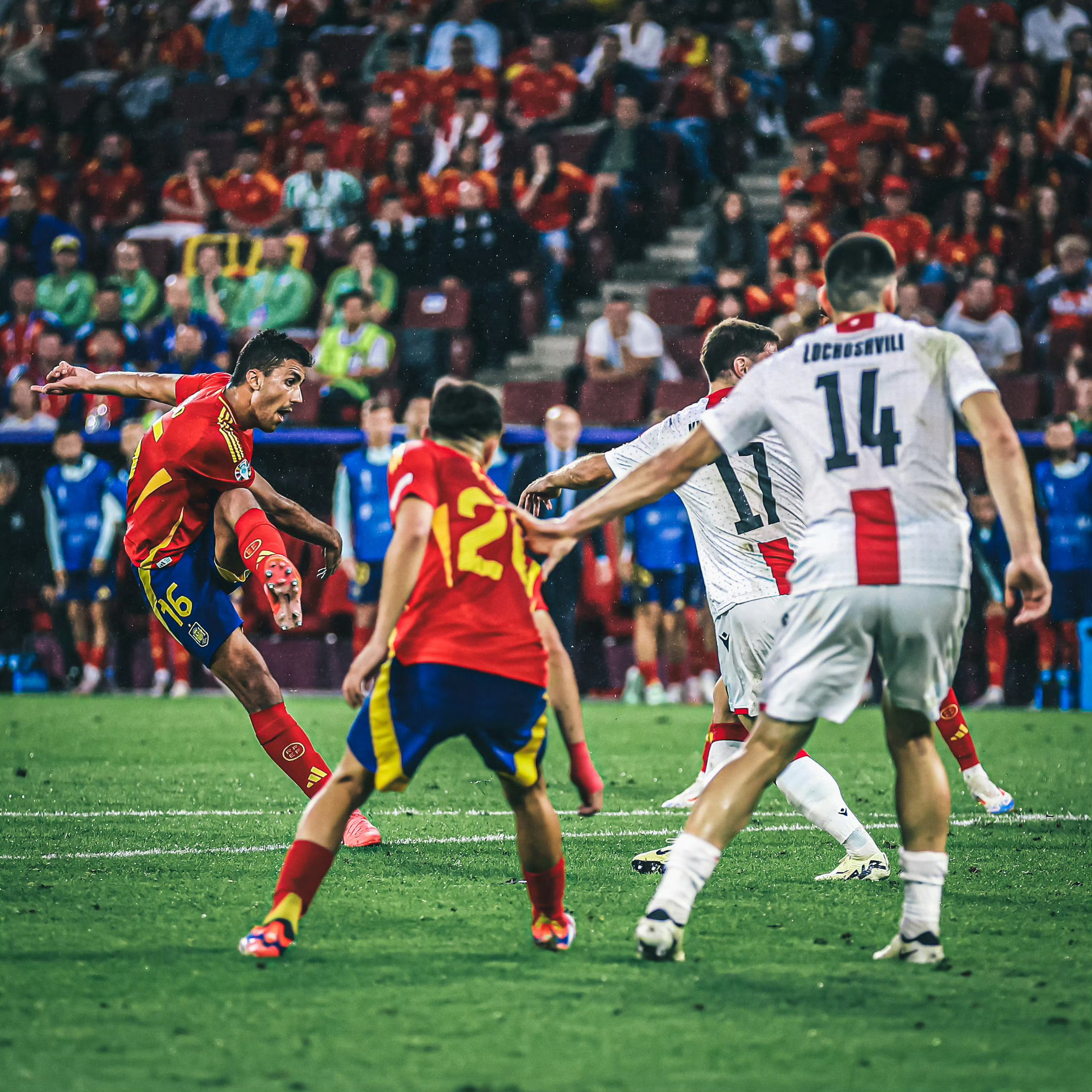 关于欧洲赛事赛程密集，球员们布阵力争胜利的信息