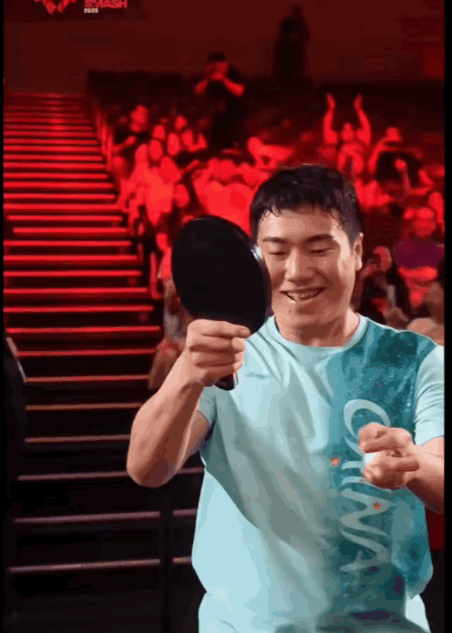 粉丝们热情的呐喊声响彻整个球场! 粉丝们热情的呐喊声响彻整个球场!