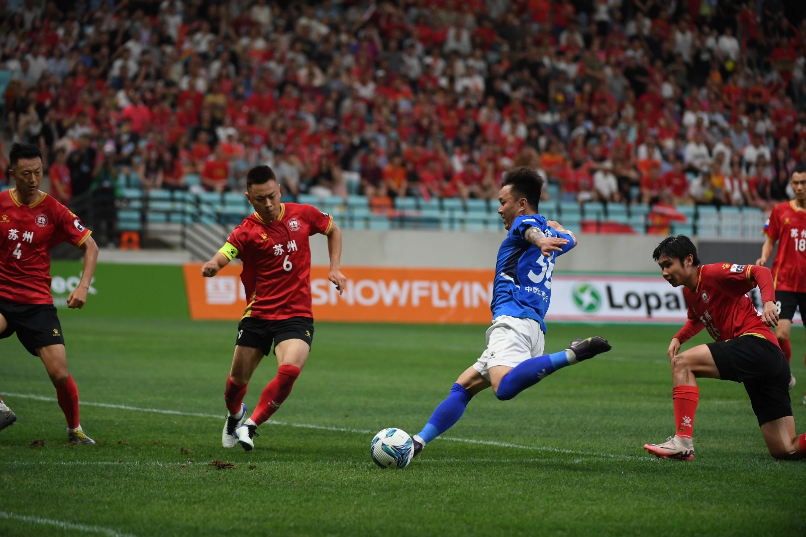 球队携手奋战，足球比赛场面扣人心弦的简单介绍