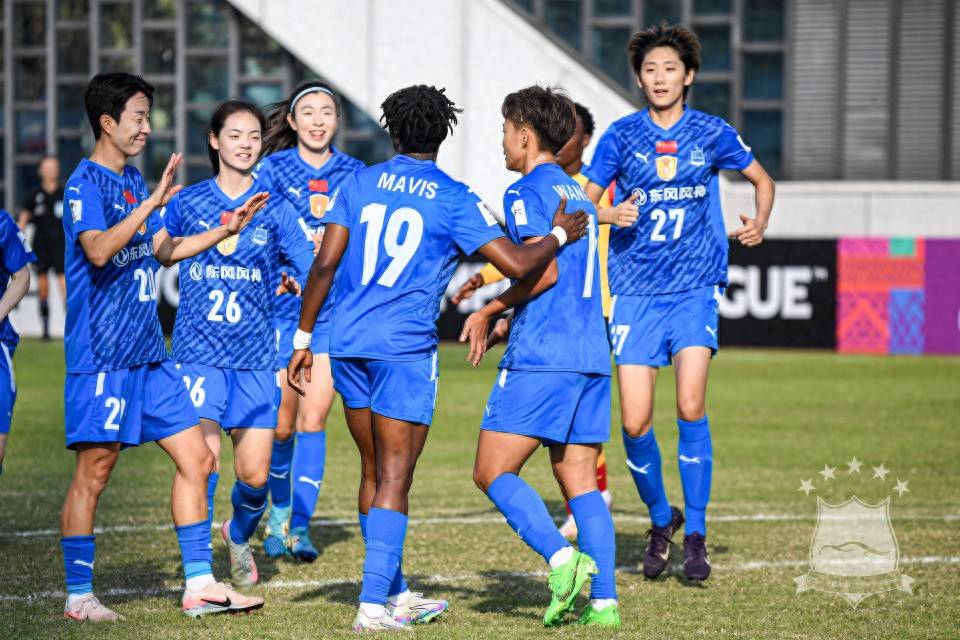 包含女足比赛压服对手，轻松晋级小组头名的词条