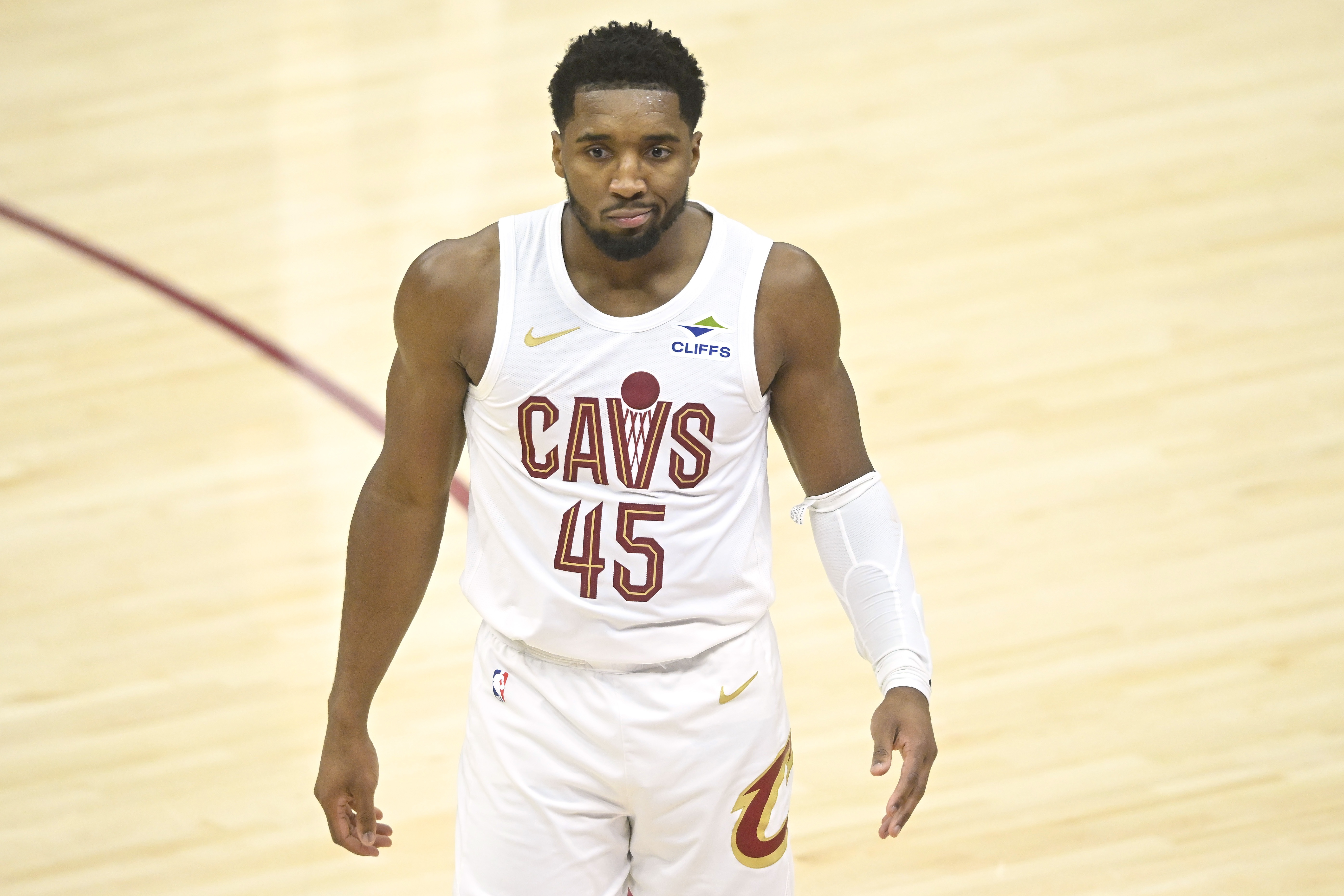 掘金逆转美国男篮，萨姆·米切尔高光表现