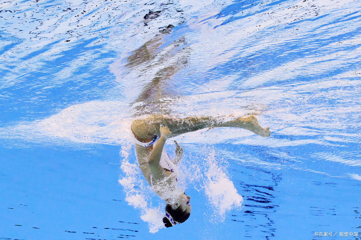 包含竞技跳水选手冲刺起跳，镜头定格的词条